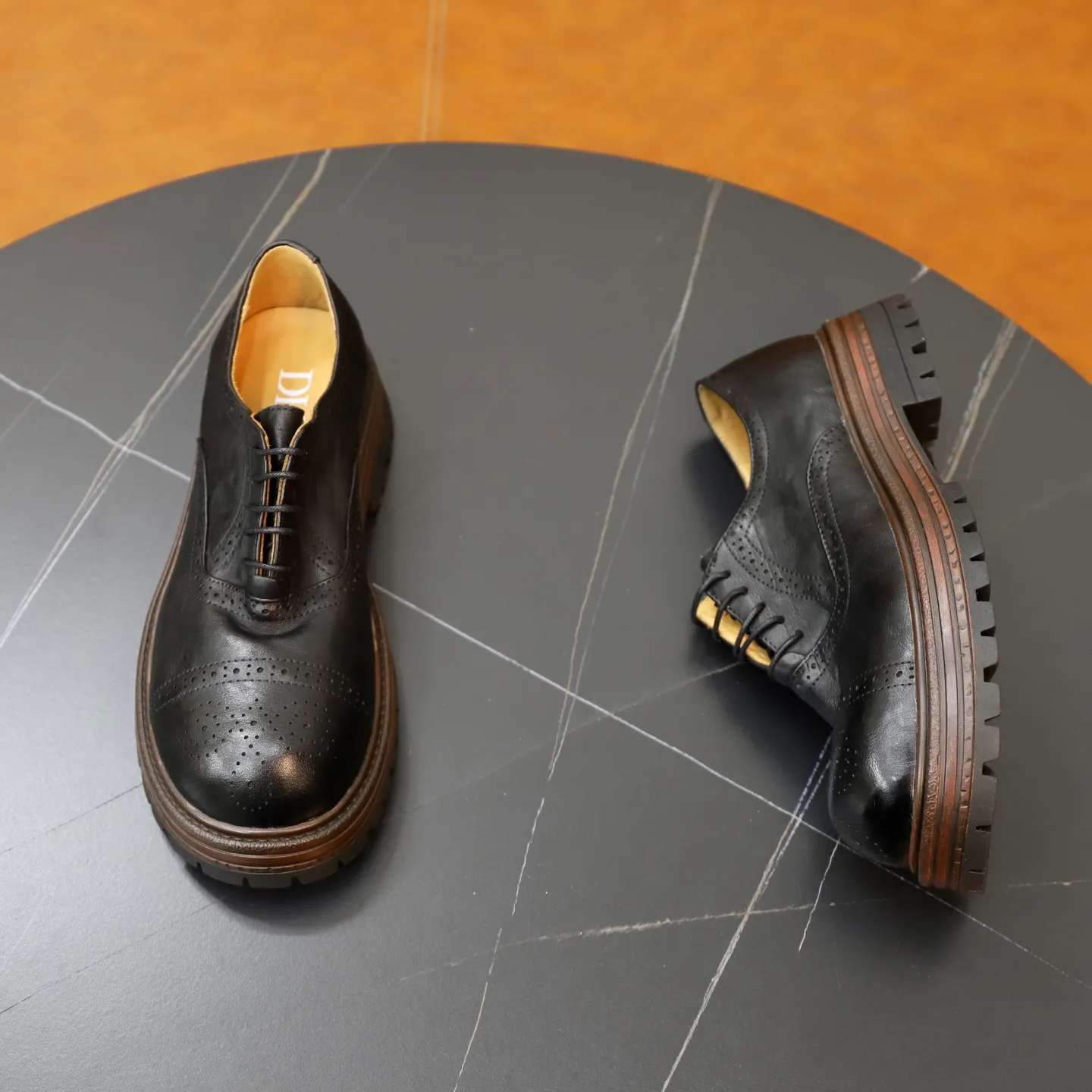Factory price: 540💰 [Dior] Dior's new casual men's shoes are launched in Hong Kong counters. Official website 1:1 production. Italian washed cowhide + water-dyed leather lining. Designed by European and American masters. Perfect shape to create counter quality, solid color rubber wear-resistant outsole and classic dazzling head! Super versatile and very comfortable. High-end without losing taste, fashionable and novel! ! Absolute focus! 3 colors available! Code number 38-45